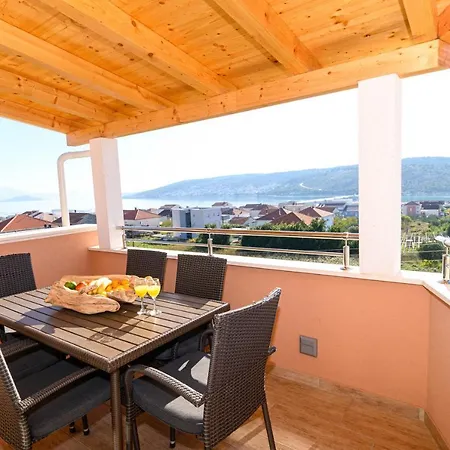 Loni * トロギール