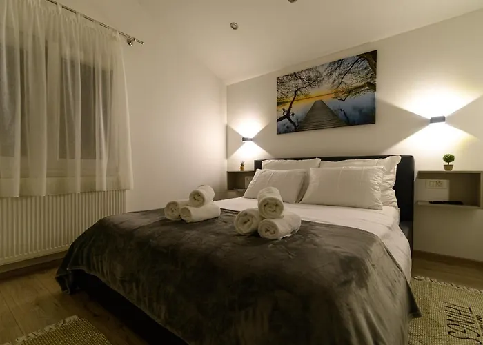 Loni アパート トロギール