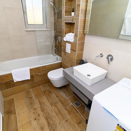 Loni * Τρογκίρ